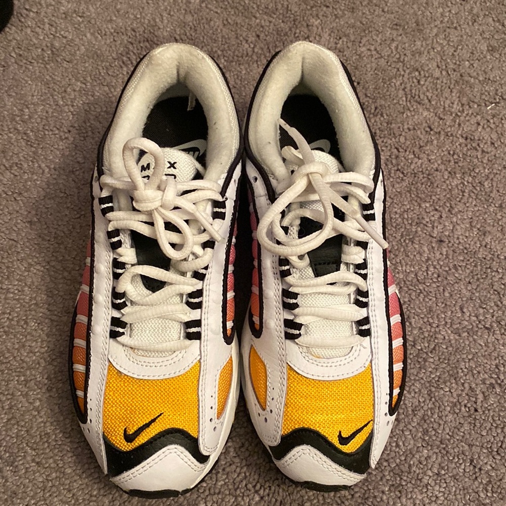 Nike air max , size 6 , worn once or twice.